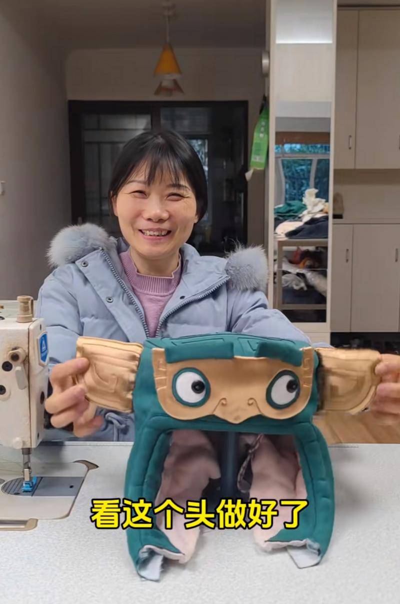 孙女看完《哪吒2》喜欢结界兽 奶奶为孙女手工制作结界兽套装获网友点赞
