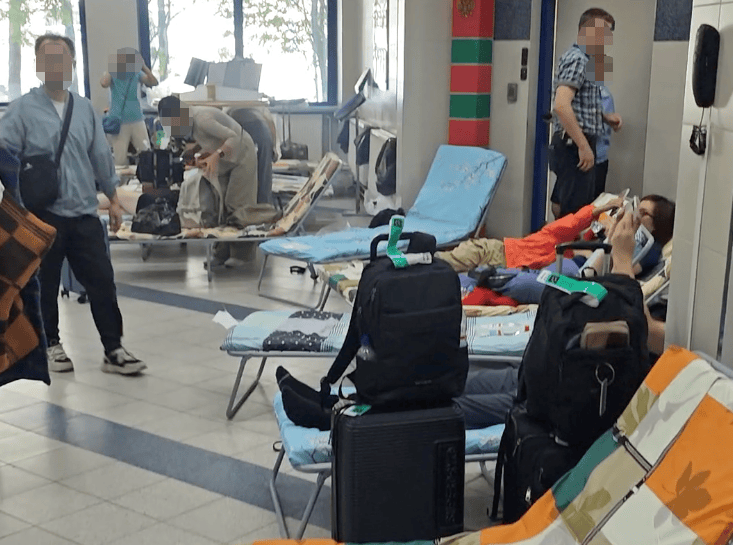 国航一伦敦飞北京波音777航班因机械故障备降俄罗斯，乘客发声：机场提供折叠床休息，正等待航班接大家回国