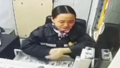 事发上海星巴克！女顾客咆哮10分钟，骂哭女店员！有人注意到一个细节