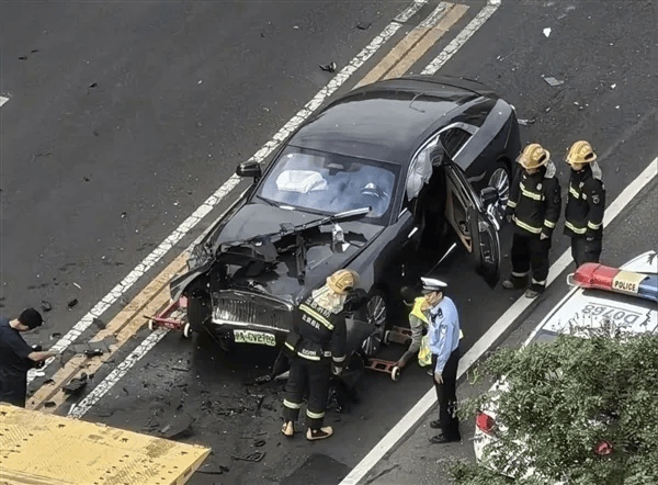 陈震车祸比亚迪车主妻子发声：丈夫多处骨折！陈震回应：全力配合、做好后续工作、补偿损失