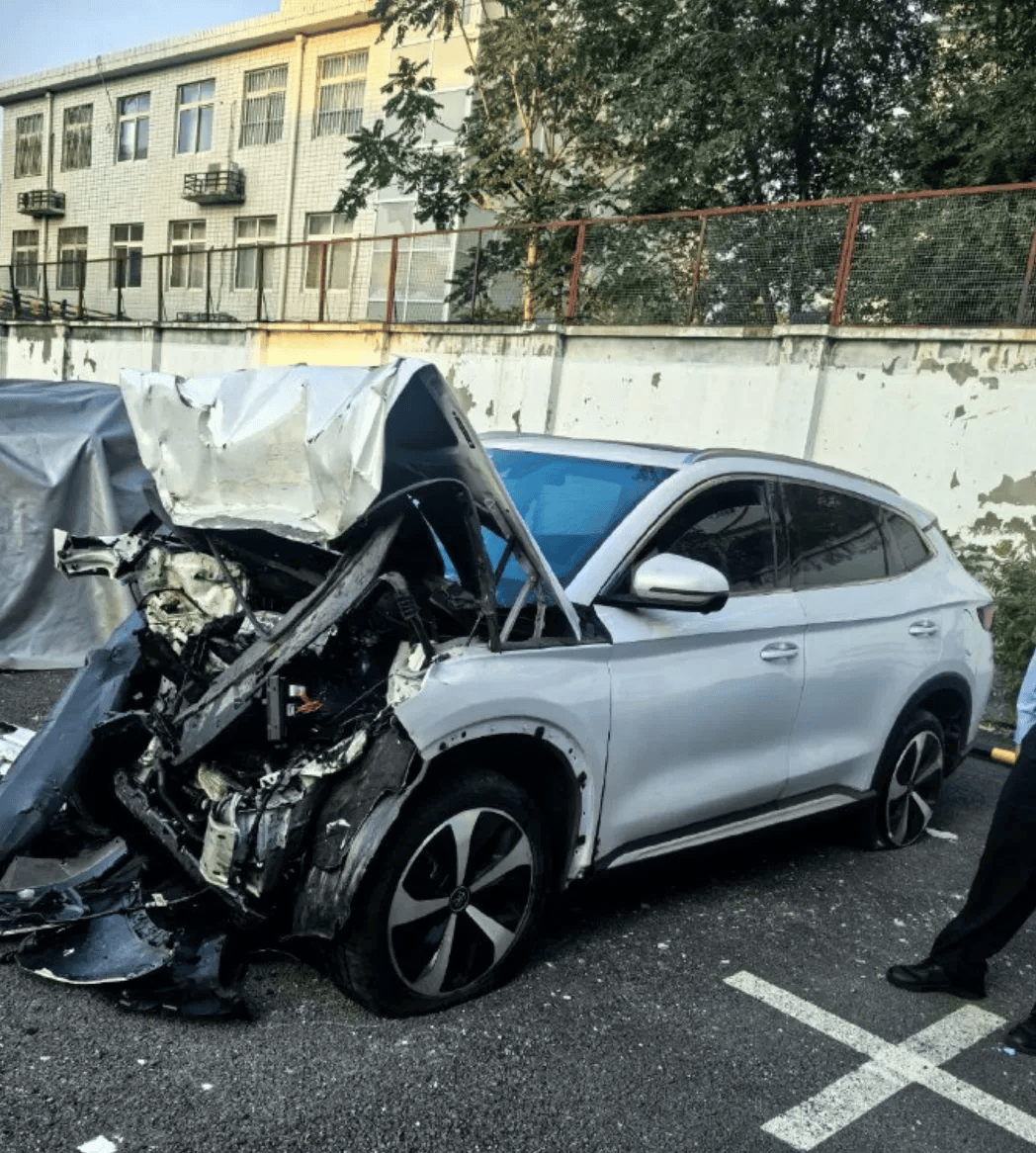 陈震车祸比亚迪车主妻子发声：丈夫多处骨折！陈震回应：全力配合、做好后续工作、补偿损失