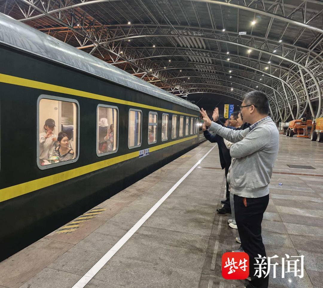 “叔叔是江苏的,将来一定带你们去看看!”镇江警官不忘承诺,四次组织近百名藏区学子来苏研学